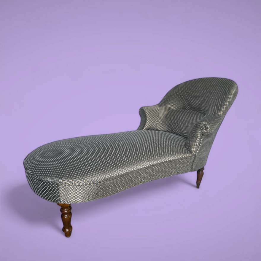 Elegante graue Chaiselongue auf lila Hintergrund – Polsterei Flo Art